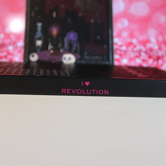 REVOLUTION | Curses and Hexes Eyeshadow Palette | - Picture 6 of 7